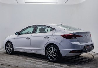 Подержанный автомобиль Hyundai Elantra Sedan 2019 года (3 фото)
