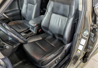 Подержанный автомобиль Toyota RAV4 2016 года (10 фото)