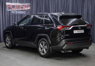 Подержанный автомобиль Toyota RAV4 2021 года (7 фото)
