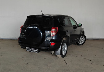 Подержанный автомобиль Toyota RAV4 2010 года (6 фото)