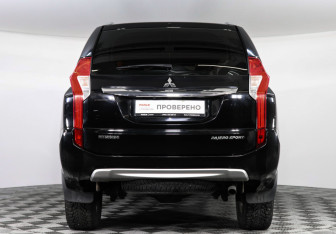 Подержанный автомобиль Mitsubishi Pajero Sport 2017 года (5 фото)