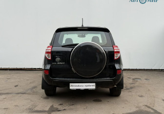 Подержанный автомобиль Toyota RAV4 2010 года (6 фото)