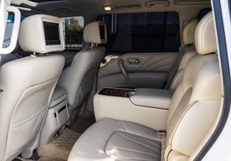Подержанный автомобиль Infiniti QX80 2017 года (18 фото)