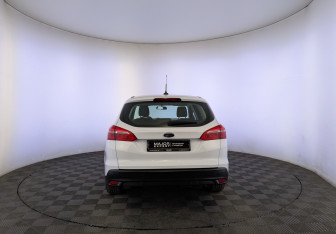 Подержанный автомобиль Ford Focus Wagon 2017 года (6 фото)