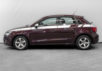 Подержанный автомобиль Audi A1 2012 года (8 фото)