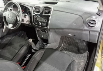 Подержанный автомобиль Renault Sandero 2017 года (9 фото)