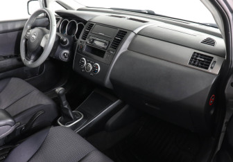 Подержанный автомобиль Nissan Tiida Hatchback 2008 года (10 фото)