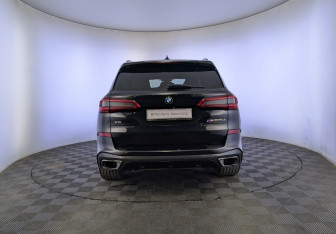 Подержанный автомобиль BMW X5 2020 года (6 фото)