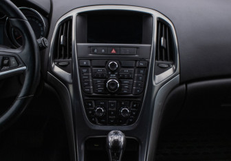 Подержанный автомобиль Opel Astra Hatchback 2011 года (14 фото)