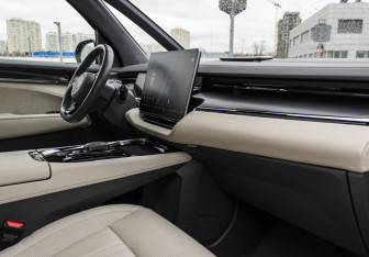 Подержанный автомобиль Zeekr 009 2023 года (14 фото)