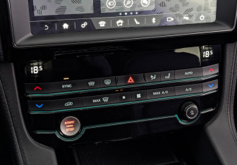 Подержанный автомобиль Jaguar F-Pace 2020 года (25 фото)