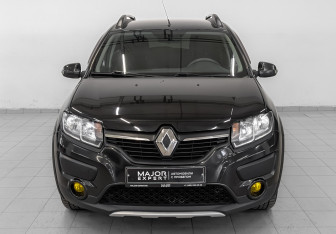 Подержанный автомобиль Renault Sandero 2017 года (2 фото)