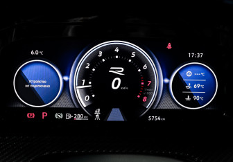 Подержанный автомобиль Volkswagen Golf R Hatchback 2023 года (11 фото)