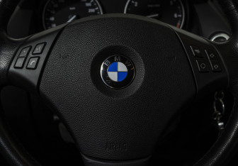 Подержанный автомобиль BMW X1 2013 года (11 фото)