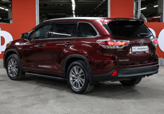 Подержанный автомобиль Toyota Highlander 2014 года (5 фото)