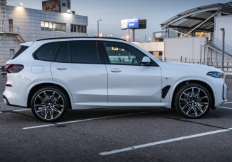 Подержанный автомобиль BMW X5 2023 года (4 фото)