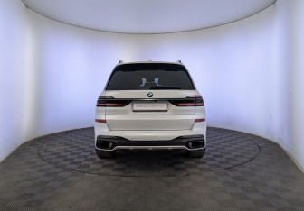Подержанный автомобиль BMW X7 2023 года (6 фото)
