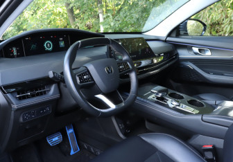 Подержанный автомобиль Changan UNI-K 2023 года (13 фото)