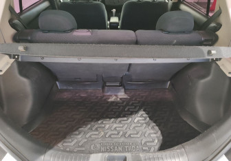 Подержанный автомобиль Nissan Tiida Hatchback 2011 года (13 фото)