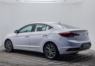 Подержанный автомобиль Hyundai Elantra Sedan 2019 года (3 фото)