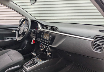 Подержанный автомобиль Kia Rio Hatchback 2021 года (11 фото)
