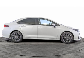 Подержанный автомобиль Toyota Corolla Sedan 2022 года (4 фото)
