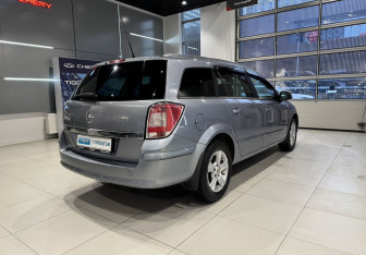Подержанный автомобиль Opel Astra Wagon 2011 года (4 фото)