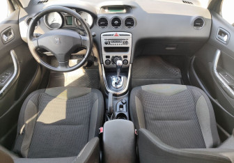 Подержанный автомобиль Peugeot 308 Hatchback 2009 года (10 фото)