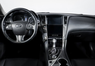 Подержанный автомобиль Infiniti Q50 2014 года (12 фото)