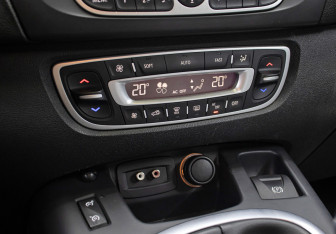 Подержанный автомобиль Renault Scenic 2011 года (19 фото)