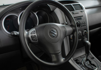 Подержанный автомобиль Suzuki Grand Vitara 2007 года (13 фото)