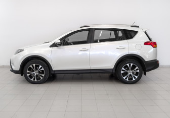 Подержанный автомобиль Toyota RAV4 2015 года (9 фото)