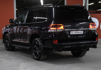 Подержанный автомобиль Toyota Land Cruiser Suv 2016 года (7 фото)