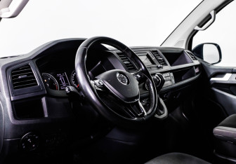 Подержанный автомобиль Volkswagen Caravelle 2016 года (12 фото)