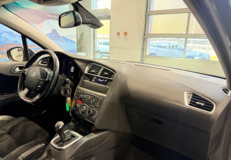Подержанный автомобиль Citroen C4 Hatchback 2012 года (8 фото)