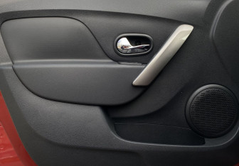 Подержанный автомобиль Renault Sandero 2018 года (13 фото)