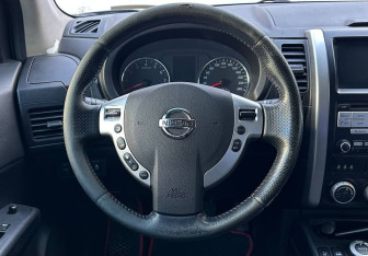 Подержанный автомобиль Nissan X-Trail 2011 года (12 фото)