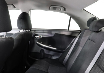 Подержанный автомобиль Toyota Corolla Sedan 2010 года (10 фото)