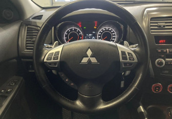 Подержанный автомобиль Mitsubishi ASX 2011 года (14 фото)