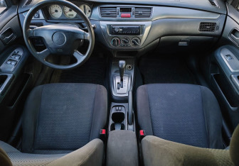 Подержанный автомобиль Mitsubishi Lancer Sedan 2005 года (10 фото)