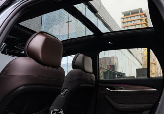 Подержанный автомобиль Geely Monjaro 2025 года (11 фото)