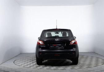 Подержанный автомобиль Nissan Qashqai 2013 года (6 фото)