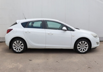 Подержанный автомобиль Opel Astra Hatchback 2011 года (7 фото)