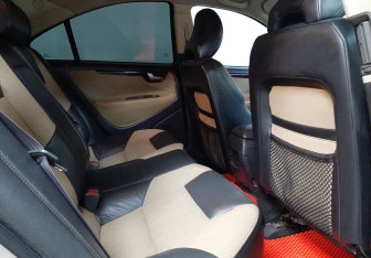 Подержанный автомобиль Volvo S60 2001 года (11 фото)