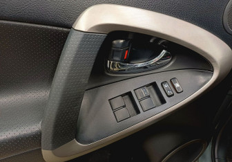 Подержанный автомобиль Toyota RAV4 2008 года (19 фото)