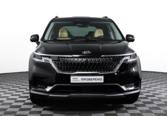 Подержанный автомобиль Kia Carnival 2021 года (2 фото)
