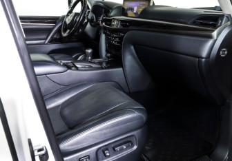 Подержанный автомобиль Lexus LX 2015 года (11 фото)