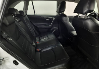 Подержанный автомобиль Toyota RAV4 2021 года (12 фото)