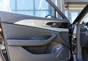 Подержанный автомобиль Hongqi H5 2023 года (18 фото)