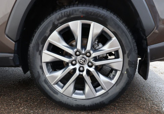 Подержанный автомобиль Toyota RAV4 2021 года (9 фото)